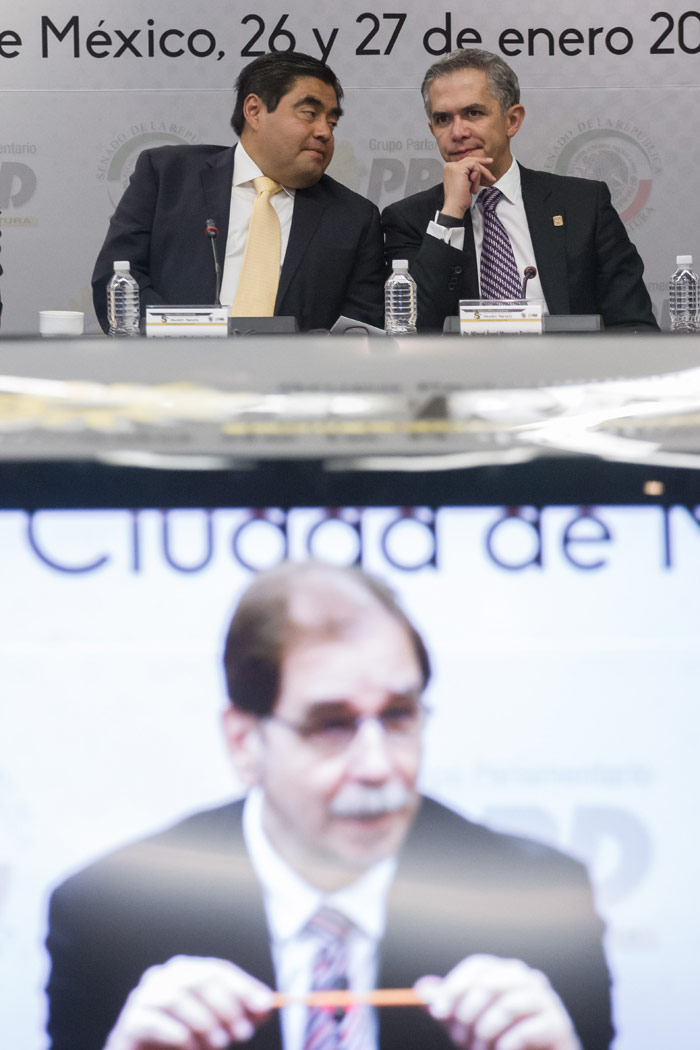 De Enero De Miguel Barbosa Huerta Coordinador Parlamentario Del Sol Azteca En El Senado Miguel Ángel Mancera Jefe De Gobierno Capitalino Y En La Pantalla Agustin Basave Líder Nacional Del Prd Durante La Reunión Plenaria Foto Cuartoscuro