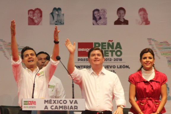 Al Gobernador Rodrigo Medina (centro) se le acusa de construir una red de apoyo a su partido a través de la Sedesol. Foto: Cuartoscuro 