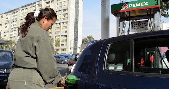 Aunque el ajuste a la gasolina será en una sola ocasión a principio de año durante el resto del sexenio, los consumidores resentirán más esta medida. Foto: Cuartoscuro