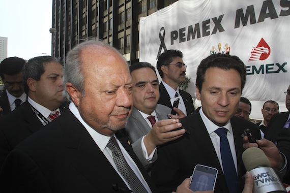 El polémico líder de los trabajadores petroleros y el director general de Pemex, Emilio Lozoya Austin. Foto: Cuartoscuro