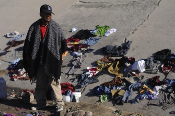 Delfino López, originario de Puebla, al salir de uno de los túneles que utiliza como muchos otros para protegerse de las inclemencias del tiempo y de la policía de Tijuana. Foto: EFE