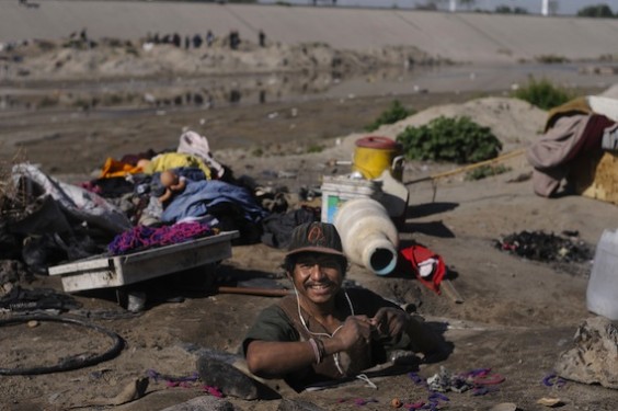 Ismael Martínez , originario de Oaxaca, saliendo de uno de los túneles a respirar un poco de aire fresco en la ciudad fronteriza de Tijuana. Foto: EFE