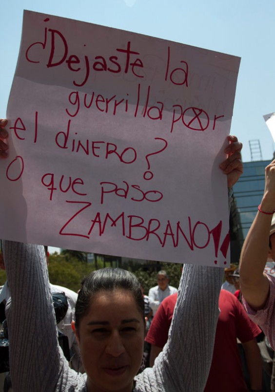 18 de marzo, 2013. Jesús Zambrano fue asediado con carteles que le reclamaban la firma del Pacto por México. También recibió insultos. Foto: Cuartoscuro