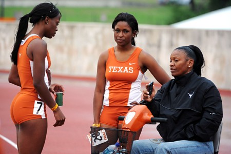 Bev Kearney (sentada) entrenó por 20 años a la Universidad de Texas. Foto: USA today