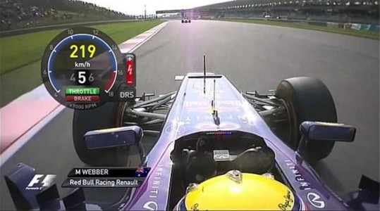 Mark Webber se molestó con su compañero de equipo, Sebastian Vettel, por desobedecer las órdenes del equipo Red Bull y así ganar el Gran Premio de Malasia. Foto: Marca.