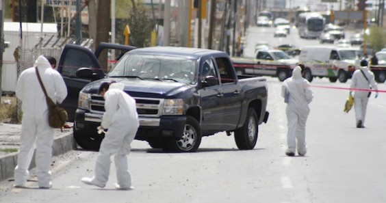  Sujetos con armas de fuego asesinaron a dos hombres y lesionaron a otro que viajaban a bordo de una camioneta sobre la avenida Tecnológico y calle Pedro Meneses Hoyos. Foto: Cuartoscuro