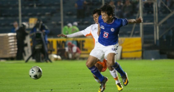 César Villaluz pudiera volver a verse con Jesús Molina, quien en una barrida al balón rompió el tobillo del ex-futbolista de Cruz Azul. Foto: cuartoscuro.