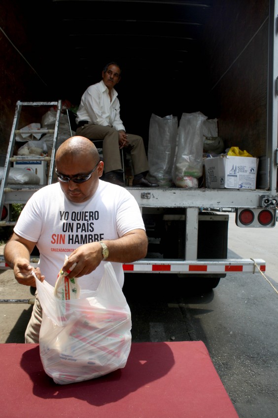 Entrega De Alimentos Por Parte De Algunos Ciudadanos Que Apoyan La Cruzada Contra El Hambre Impulsada Por Sedesol Foto Ana Esquivel Sinembargo