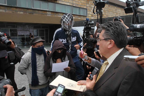 Luis Raúl González Pérez Durante Negociación Con Encapuchados Que Tenían Tomada Rectoría Foto Notimex