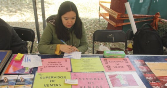 Los profesionistas se enfrentan a empleos mal pagados, sin relación con su carrera o en la informalidad. Foto: Cuartoscuro