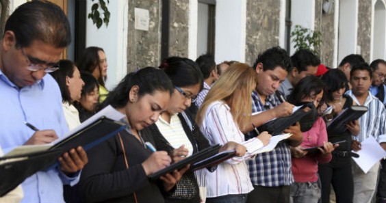 Déficit de plazas y bajos salarios afectan al empleo en el país. Foto: Cuartoscuro 