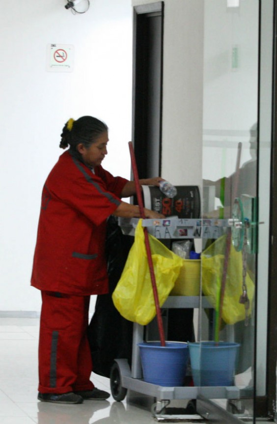 Trabajadores de limpieza de la Cámara de Diputados. Foto: Gabriela Esquivel, SinEmbargo