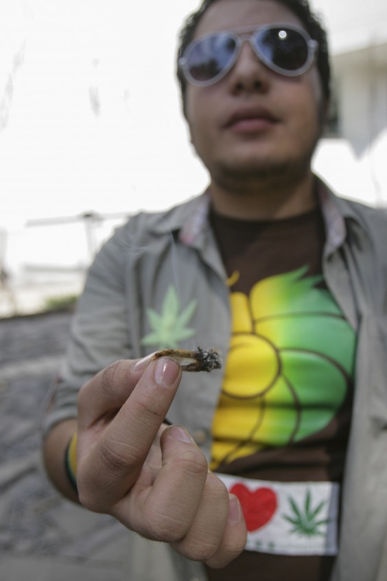 El 20 de enero de 2013, consumidores y algunas organizaciones pro legalización se manifestaron frente al Senado de la República para exigir la legislación a favor del libre consumo, venta y comercialización de la marihuana. Foto: Cuartoscuro