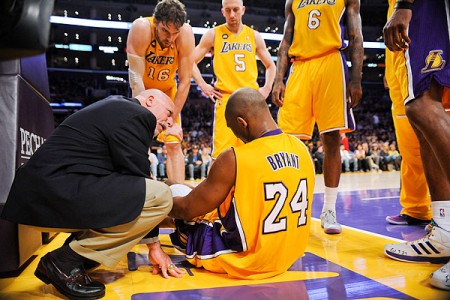 Kobe Bryant se lastimó el tendón de Aquiles el pasado viernes y se estima su ausencia en al menos 6 meses. Foto: NBA.