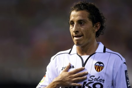 En la primera temporada de Andrés Guardado con Valencia, el mexicano ha jugado de volante y lateral izquierdo. Foto: EFE.