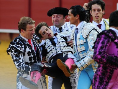 La cornada que el torero fuera retirado en brazos, mas no de la mejor manera. Foto: EFE.