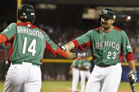 Eduardo Arredondo y Adrián González cargaron con la ofensiva mexicana en el Clásico Mundial de Beisbol 2013. Foto: Twitter.