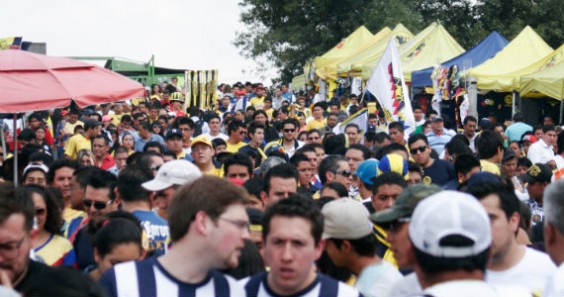 Cientos de personas pasan por los puestos afuera del Estadio Azteca. Foto: Francisco Cañedo, SinEmbargo