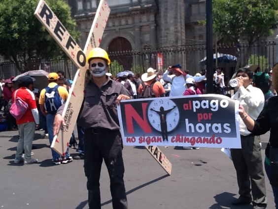 Protesta en el Zócalo. Foto: Shaila Rosagel, SinEmbargo