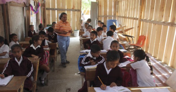 Niños de Guerrero tomando clases en galeras de madera. Foto: Cuartoscuro 