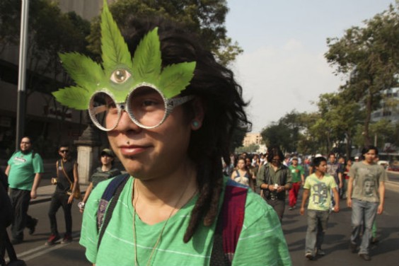 Imagen Tomada Durante Una Marcha En El Df a Favor De La Despenalización De La Mariguana Foto Cuartoscuro