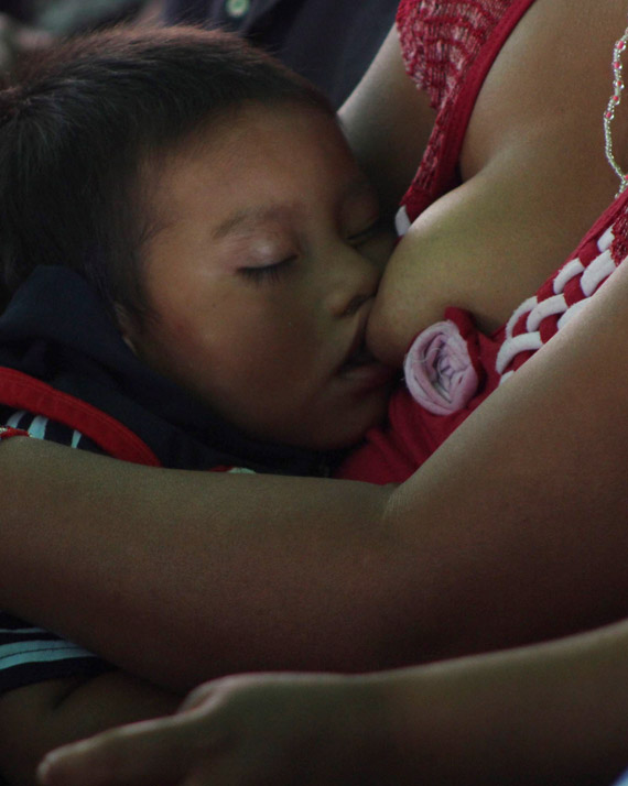 19 de julio. Madre y su hijo, llevados a Santa Unés del Monte, Oaxaca, para un acto de la titular de la Sedesol, Rosario Robles Berlanga. Foto: Cuartoscuro