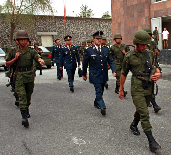 El 1 de abril de 2003, el General Ricardo Martínez Perea, el capitán Pedro Maya y el teniente Antonio Quevedo fueron sentenciados a 15 años de prisión por el Consejo de Guerra que los encontró culpables del delito de fomento en cualquiera de sus formas para posibilitar el tráfico de drogas. Los tres militares fueron dados de baja e inhabilitados para cualquier cargo público por el mismo periodo de la sentencia. Foto: Cuartoscuro