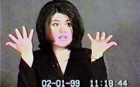 Mónica Lewinsky, en su declaración jurada, en 1999. Foto: Archivo