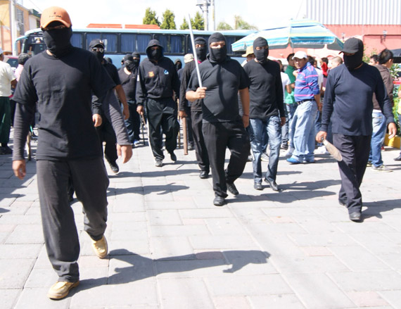 Papalota, Tlaxcala. COn palos, machetes y tubos, ya armaron su propia policía comunitaria. Foto: Cuartoscuro