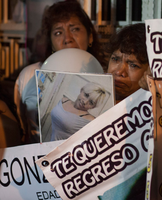 Madres de los desaparecidos lloran durante una de tantas manifestaciones. Foto: Cuartoscuro