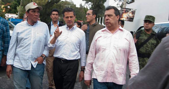 El Presidente Peña Nieto y Ángel Aguirre Rivero durante un recorrido en las zonas devastadas por "Manuel", en septiembre del año pasado. Foto: Cuartoscuro