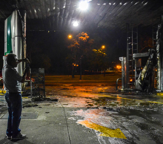 Estaciones de servicio también fueron atacadas. Foto: Cuartoscuro