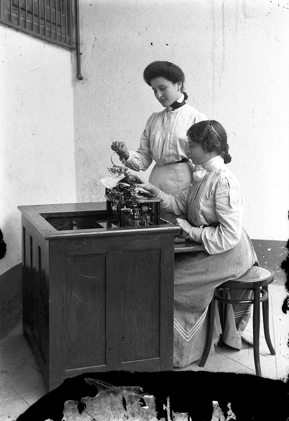 Poco a poco la mujer se fue insertando en los trabajos de oficina tradicionalmente reservados para los hombres, fotografía de 1906