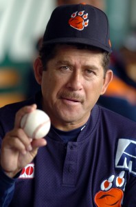 Despedida de Jesus Chito Rios durante el juego de Tigres de Quintana Roo vs  Diablos Rojos del Mexico en juego de temporada regular de la liga Mexicana de Beisbol temporada 2007  Jesus Rios muestra su ultima bola. Foto: Jaime Lopez/JAMMEDIA