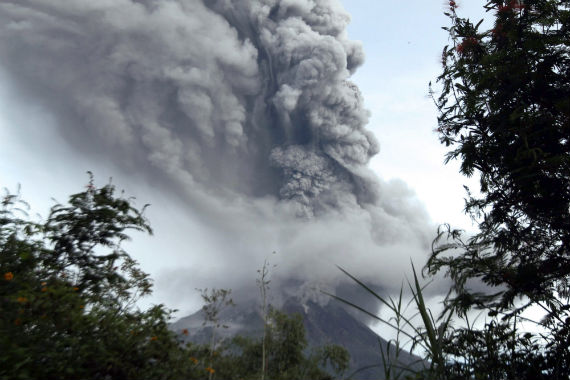 La nube de cenizas del Monte Sinabung alcanzó hasta mil kilómetros de altura. Foto: EFE