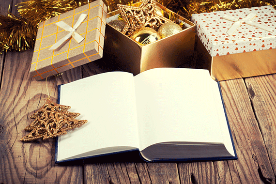 open book with christmas decoration on wooden background / Foto: Shutterstock