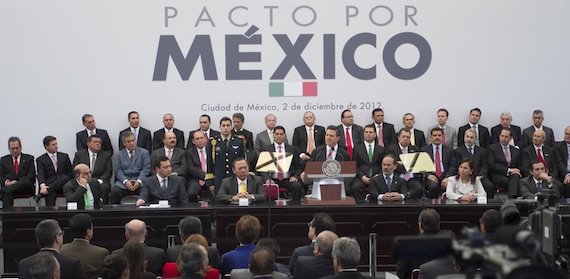 El 2 de diciembre de 2012, Enrique Peña Nieto, Presidente de México, encabezó la ceremonia de la Firma del Pacto por México entre los representantes de las principales fuerzas políticas en el Alcázar del Castillo de Chapultepec.  Foto: Cuartoscuro