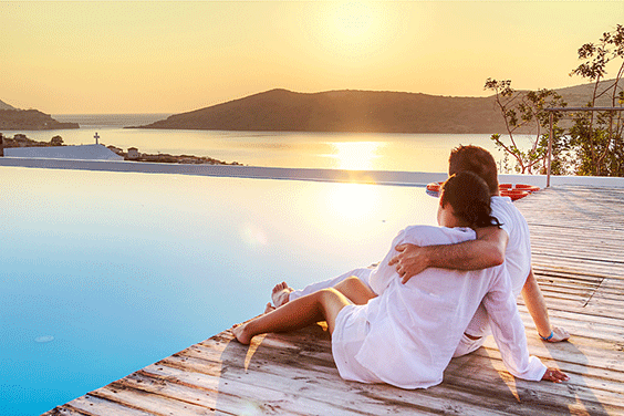 Couple in Hug Watching Sunrise Together Foto Shutterstock