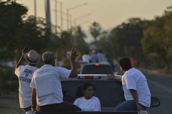 Autodefensas de Michoacán en caravana. Foto: Cuartoscuro