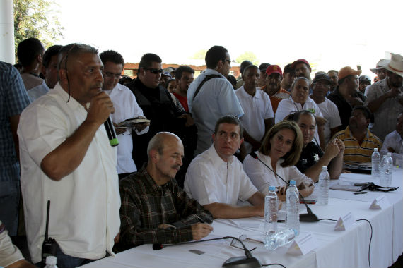 El 27 de enero, el gobierno y grupos de autodefensas firmaron un acuerdo de ocho puntos para que estos civiles armados actúen en el marco de la institucionalidad. Foto: Cuartoscuro.