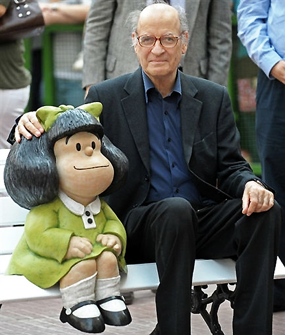 Quino al lado de la estatua de Mafalda, en Buenos Aires. Foto: EFE.