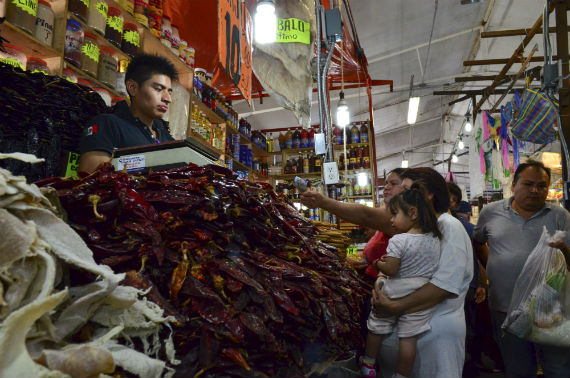 Los consumidores desconfían de la situación del país. Foto: Cuartoscuro