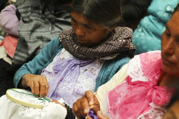 Las mujeres indígenas que viven bajo el régimen de usos y costumbres son más vulnerables.  Foto: Cuartoscuro