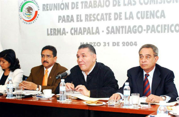 Gómez Flores (centro), en 2004, en su etapa como Senador por el PRI. Foto: Cuartoscuro