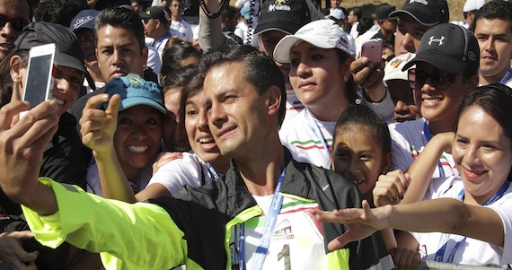 Los mexicanos empiezan a ver en el Presidente Enrique Peña Nieto como un político al viejo estilo del PRI. Foto: Cuartoscuro