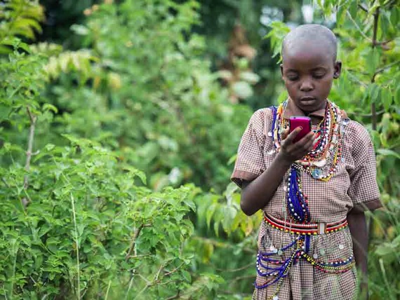 En el África subsahariana muchas personas no poseen libros y es raro que las escuelas faciliten manuales escolares a los alumnos. Foto: UNESCO