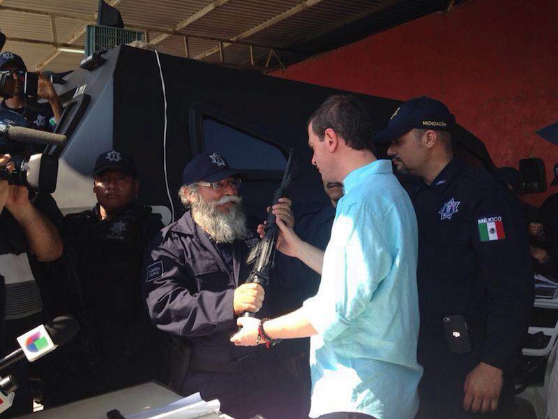 Alfredo Castillo Entrega Un Rifle Al papá Pitufo Foto Notimex