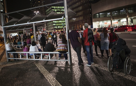 Docenas de ciudadanos esperan autobuses este 20 de mayo de 2014 en un paradero de la Avenida Paulista en Sao Paulo. Foto: EFE