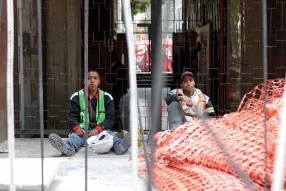 Tiene jornadas laborales de hasta 45 horas por semana.