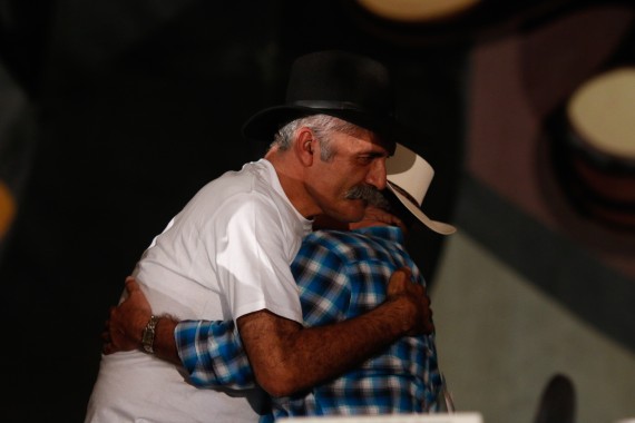 Abrazo entre los fundadores de la autodefensas en Michoacán. Foto: Francisco Cañedo, SinEmbargo